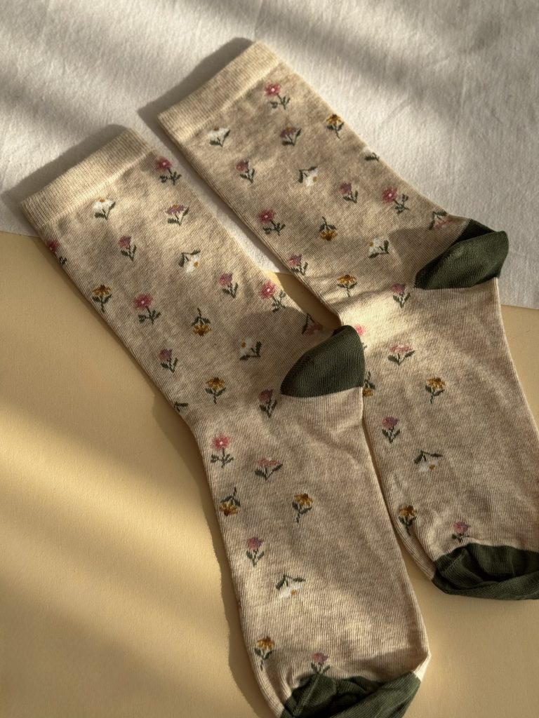 جوراب ساقدار زنانه چتیک Chetic طرح گل زمینه کرم